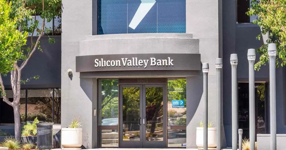how many employees does Silicon Valley Bank have