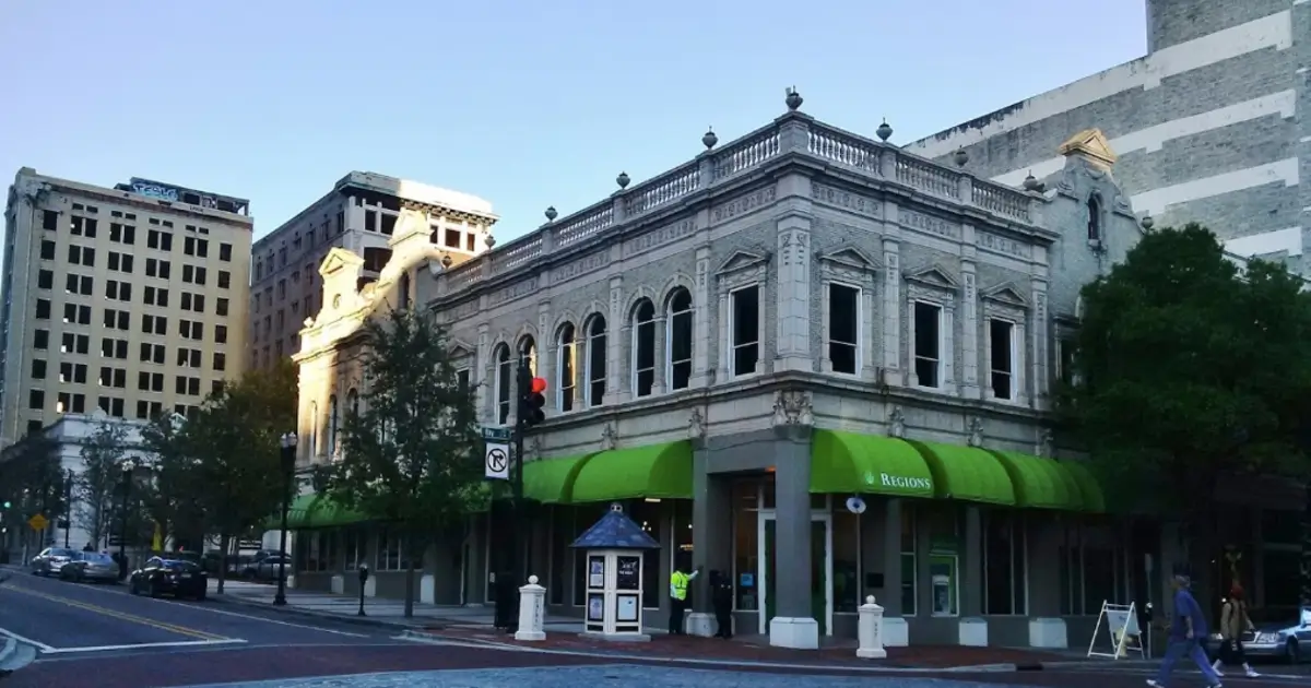 what is the address of Regions Bank headquarters